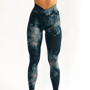(SOLD) NWT Alphalete Surface Power Leggings - Black Oil Stain (M)